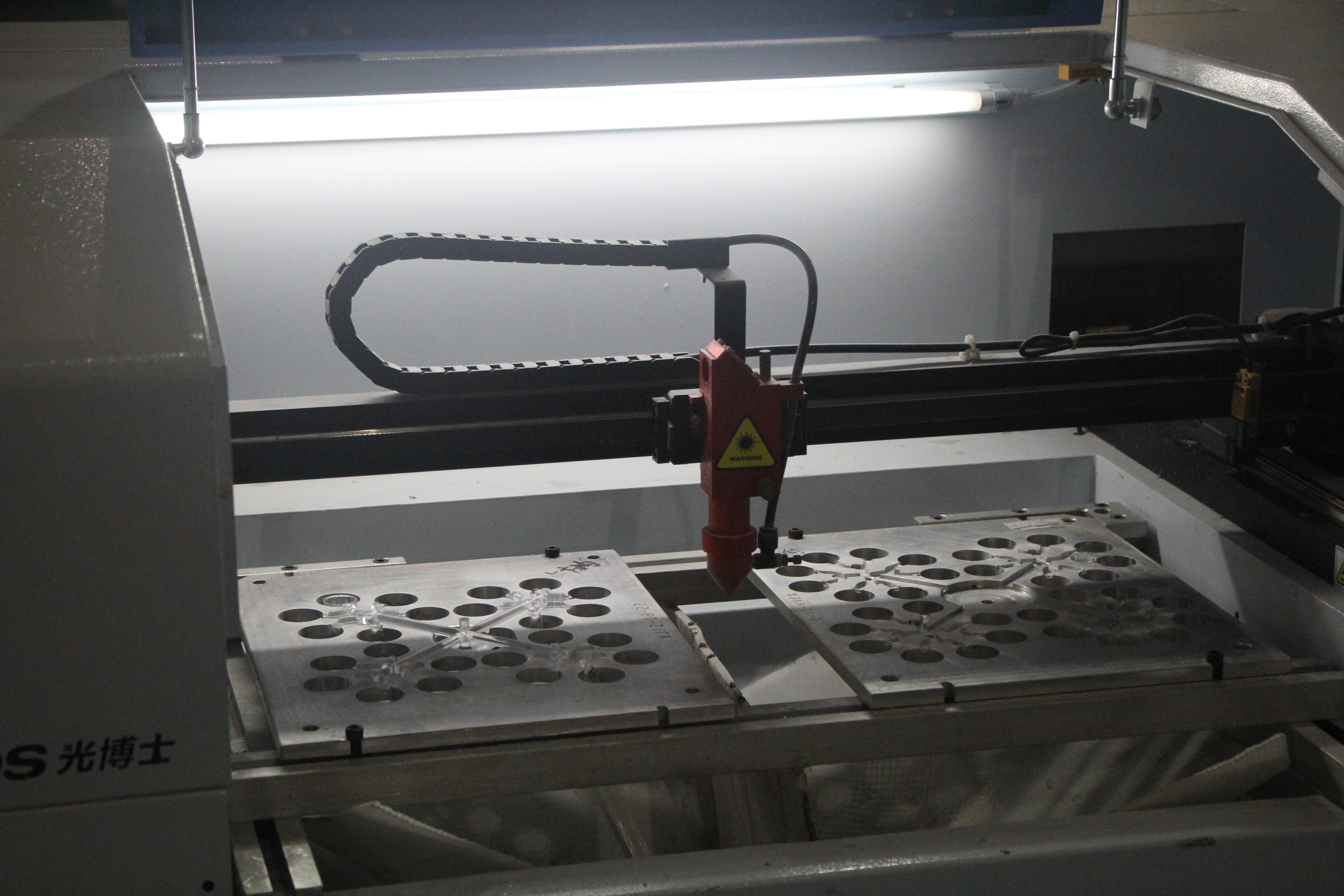 卧龙注塑车间led透镜