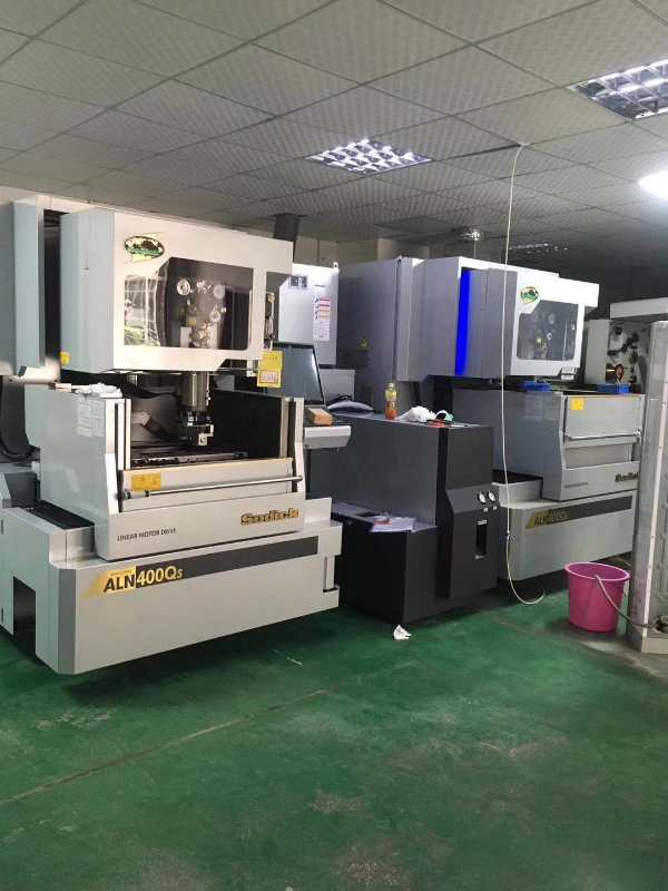 卧龙计划软件app车间中走丝设备一角